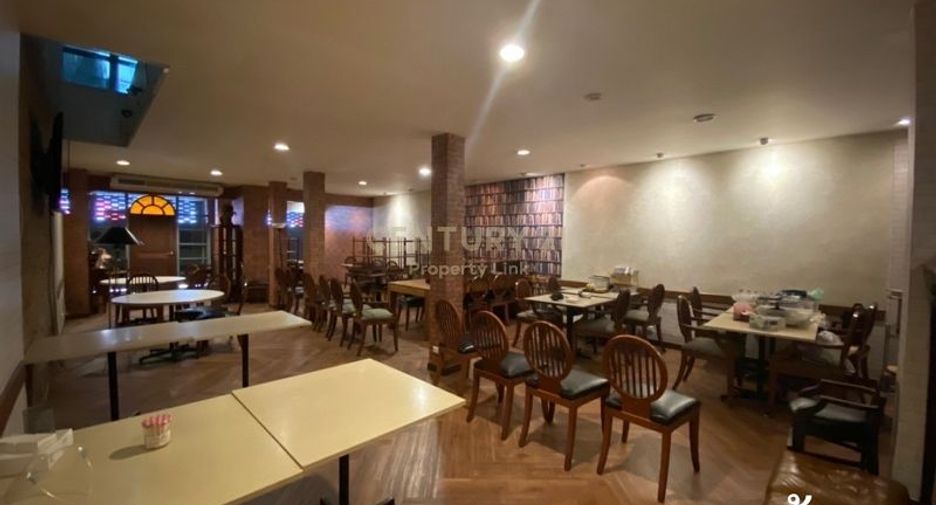 For rent 6 bed retail Space in Watthana, Bangkok
