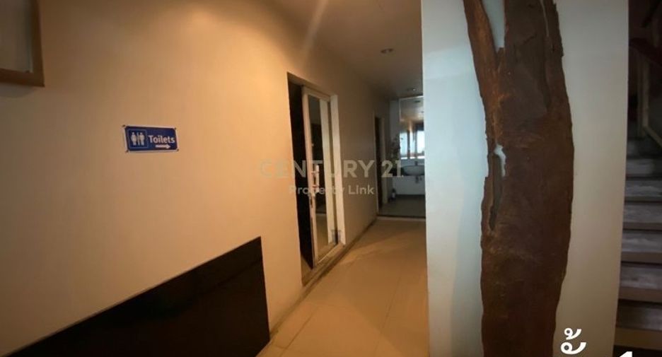 For rent 6 Beds retail Space in Watthana, Bangkok