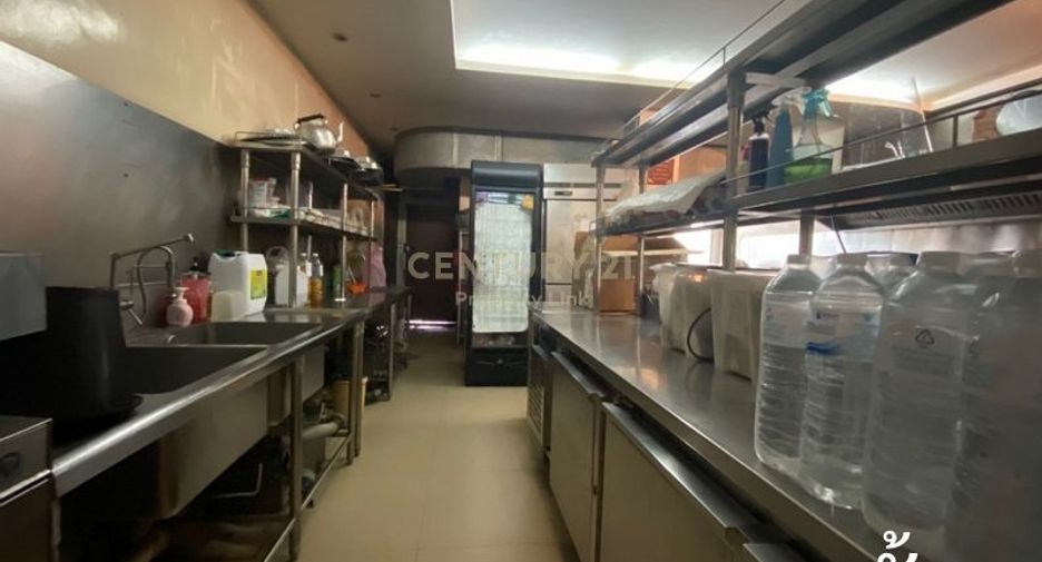For rent 6 bed retail Space in Watthana, Bangkok