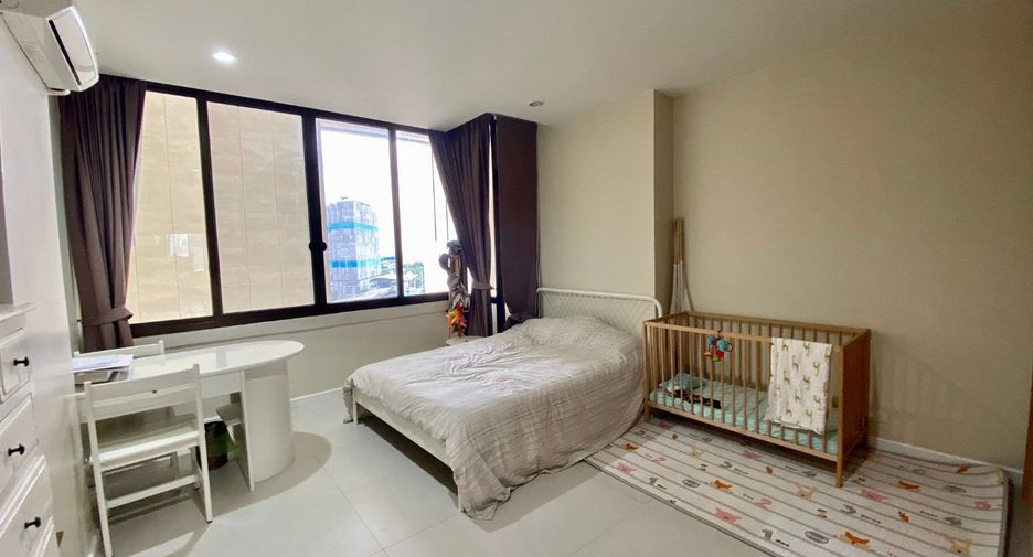 For rent 3 bedrooms condo in Bang Rak, Bangkok