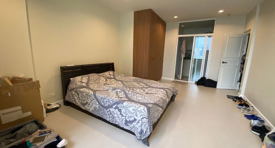 For rent 3 bedrooms condo in Bang Rak, Bangkok