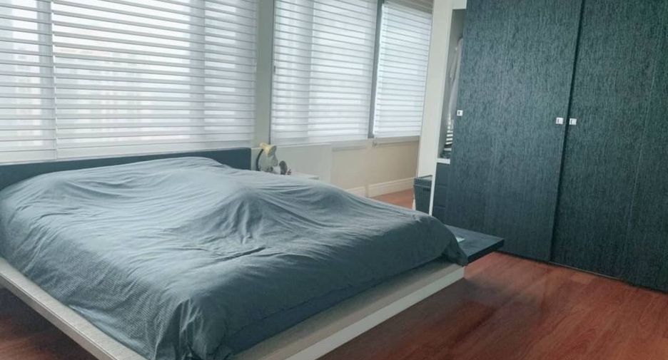 For sale 3 bedrooms condo in Khlong Toei, Bangkok