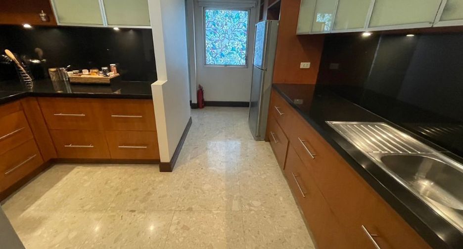 For rent 3 bedrooms apartment in Pathum Wan, Bangkok