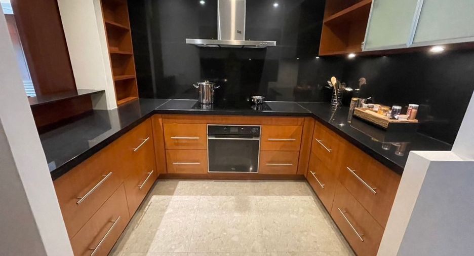 For rent 3 bedrooms apartment in Pathum Wan, Bangkok