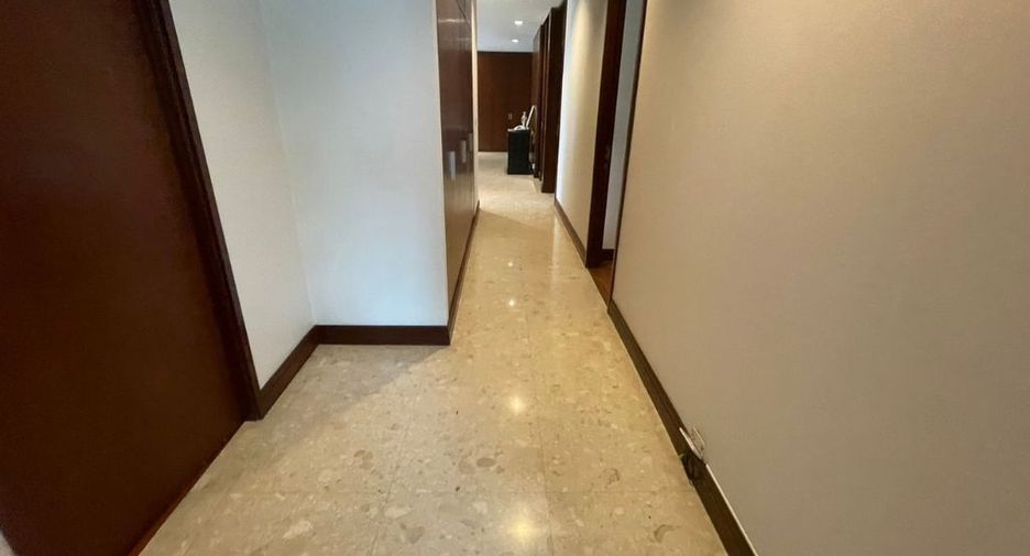 For rent 3 bedrooms apartment in Pathum Wan, Bangkok