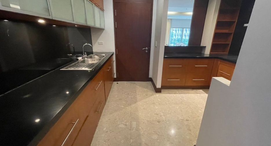 For rent 3 bedrooms apartment in Pathum Wan, Bangkok