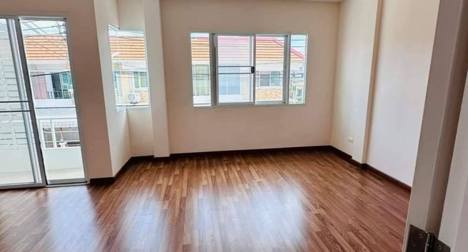 Продажа 3 спальни таунхаус в Si Racha, Чонбури