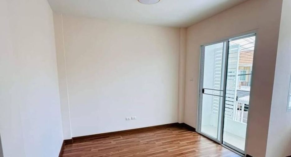 Продажа 3 спальни таунхаус в Si Racha, Чонбури