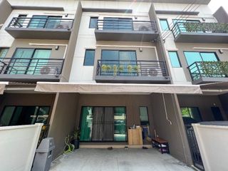 For rent 3 bedrooms townhouse in Bang Khen, Bangkok