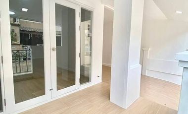 Casa adosada en venta de 3 habitaciones en Lam Luk Ka, Pathum Thani