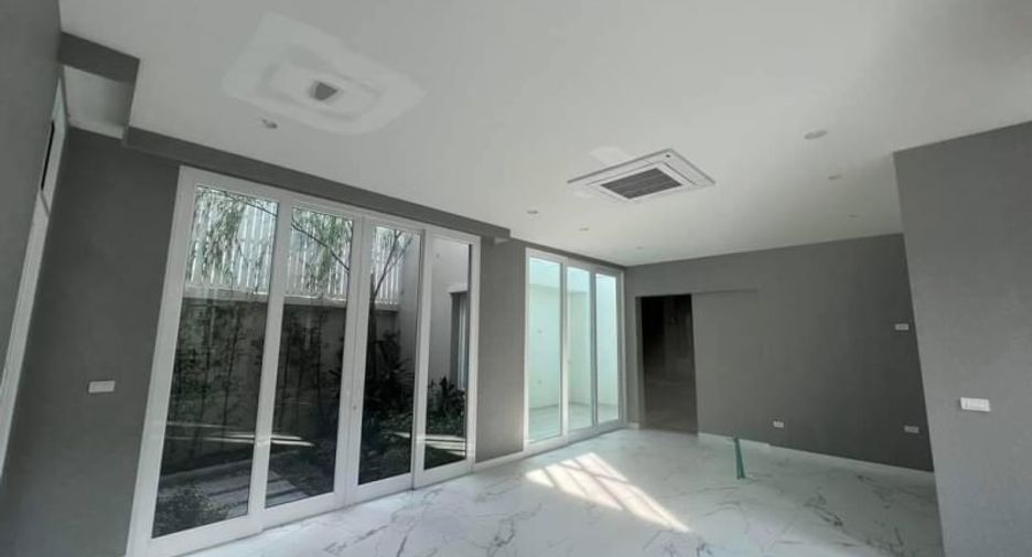 For sale 4 ベッドルーム house in Yan Nawa, Bangkok