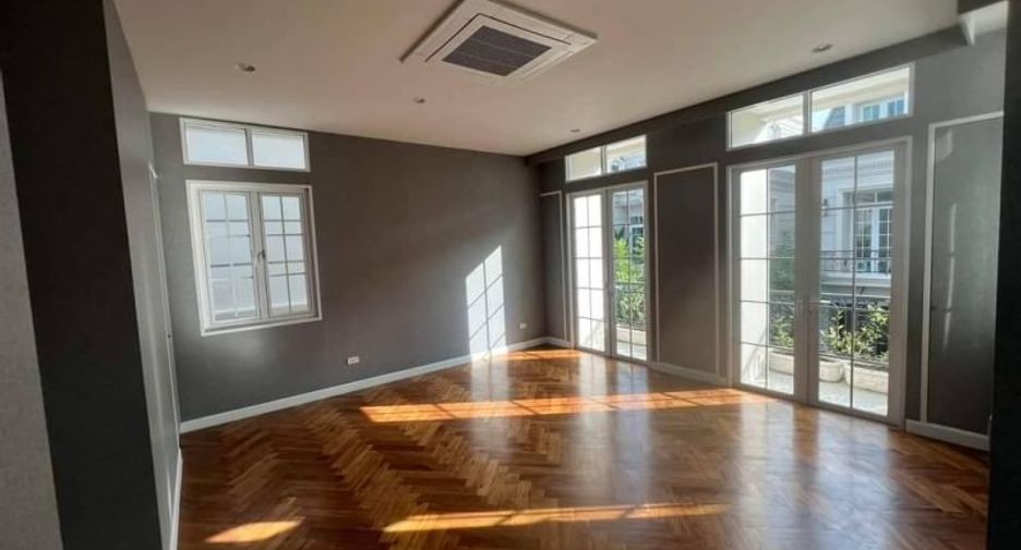 For sale 4 ベッドルーム house in Yan Nawa, Bangkok