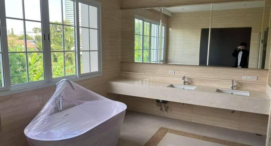 For sale 4 ベッドルーム house in Yan Nawa, Bangkok