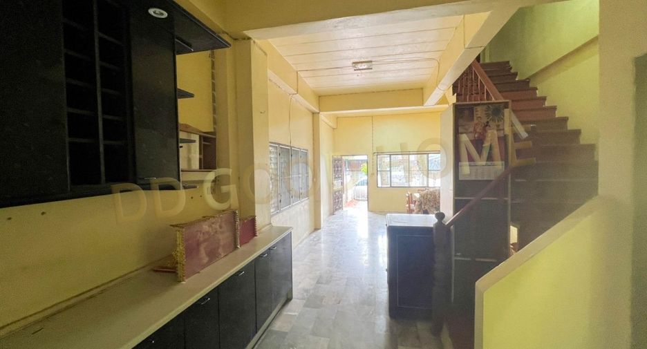 For sale 4 ベッドルーム townhouse in Khan Na Yao, Bangkok