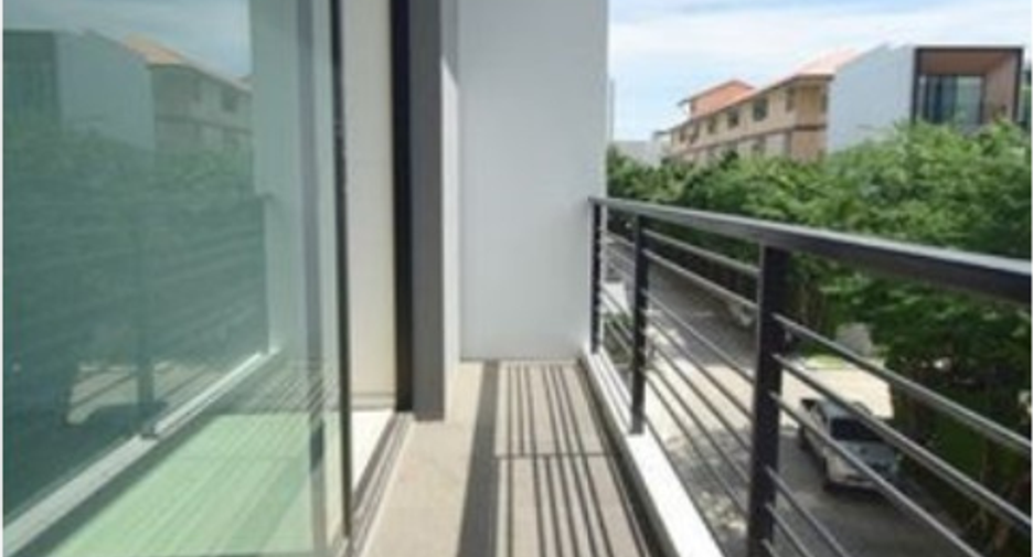 Reihenhaus zum Kauf mit 3 Zimmer in Saphan Sung, Bangkok