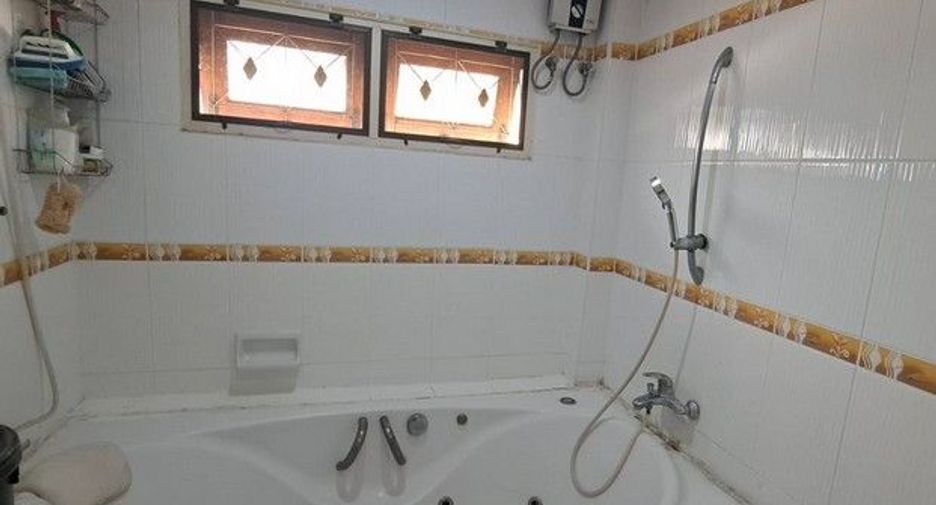 Haus zum Kauf mit 3 Zimmer in Phra Khanong, Bangkok