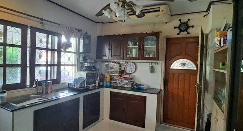 Haus zum Kauf mit 3 Zimmer in Phra Khanong, Bangkok