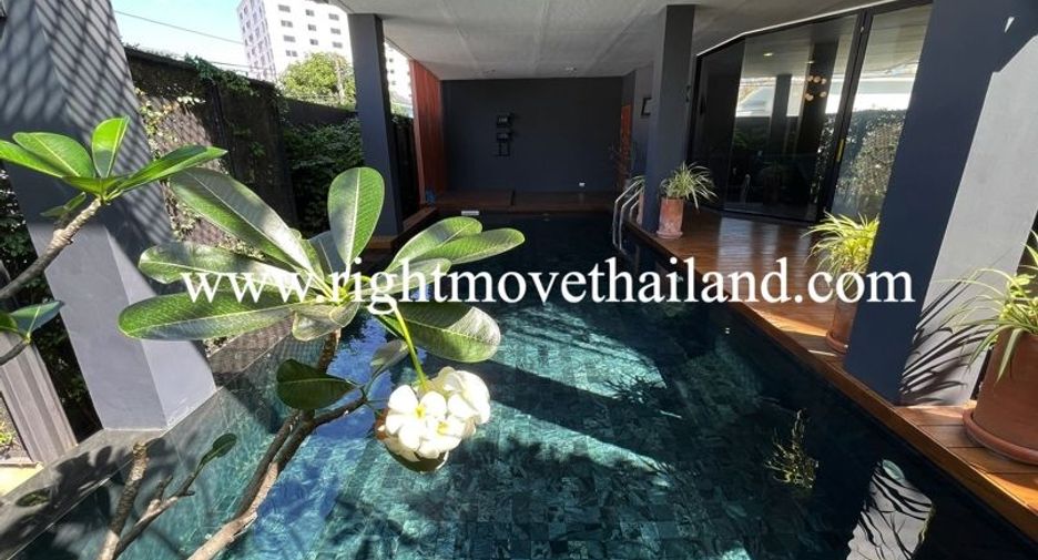For sale 5 bed house in Watthana, Bangkok