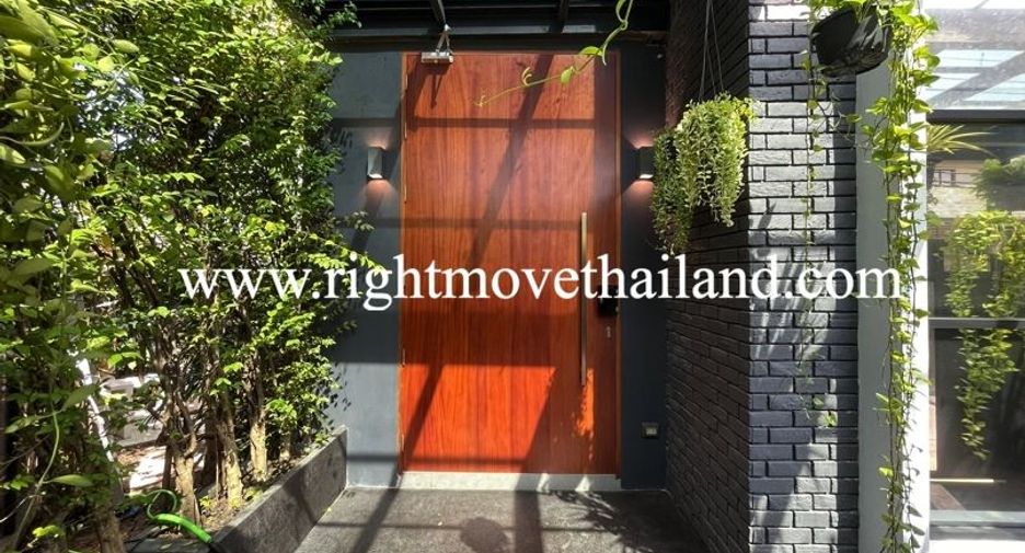 For sale 5 Beds house in Watthana, Bangkok