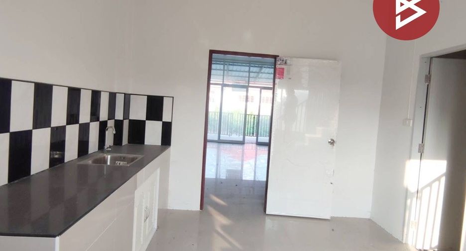 For sale 2 bed townhouse in Mueang Chai Nat, Chainat