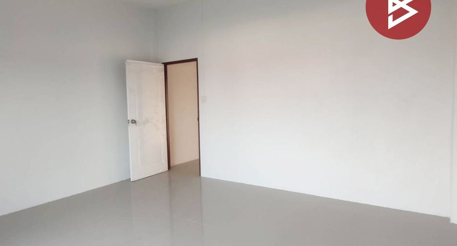 For sale 2 bed townhouse in Mueang Chai Nat, Chainat