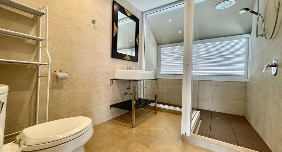 Haus zur Miete mit 4 Zimmer in Khlong Toei, Bangkok