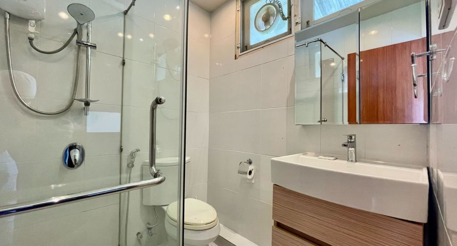 Haus zur Miete mit 4 Zimmer in Khlong Toei, Bangkok