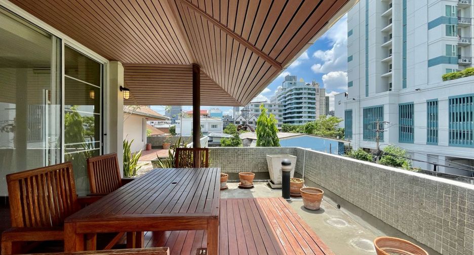 Haus zur Miete mit 4 Zimmer in Khlong Toei, Bangkok