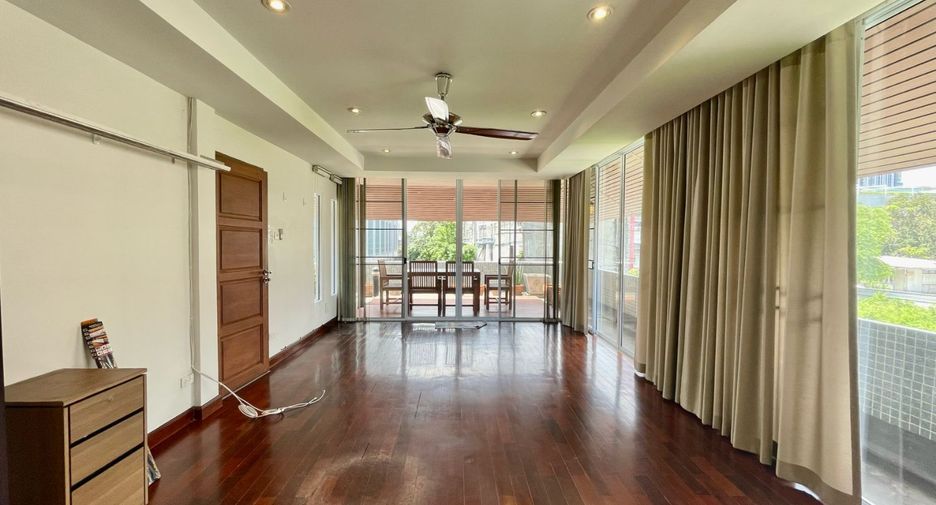 Haus zur Miete mit 4 Zimmer in Khlong Toei, Bangkok