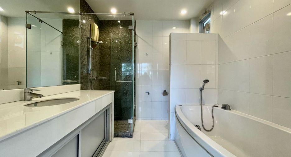 Haus zur Miete mit 4 Zimmer in Khlong Toei, Bangkok