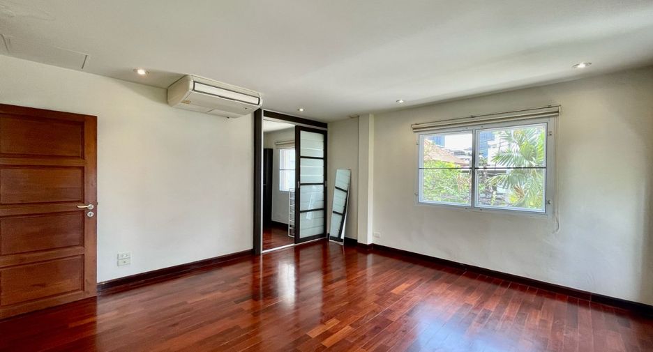 Haus zur Miete mit 4 Zimmer in Khlong Toei, Bangkok