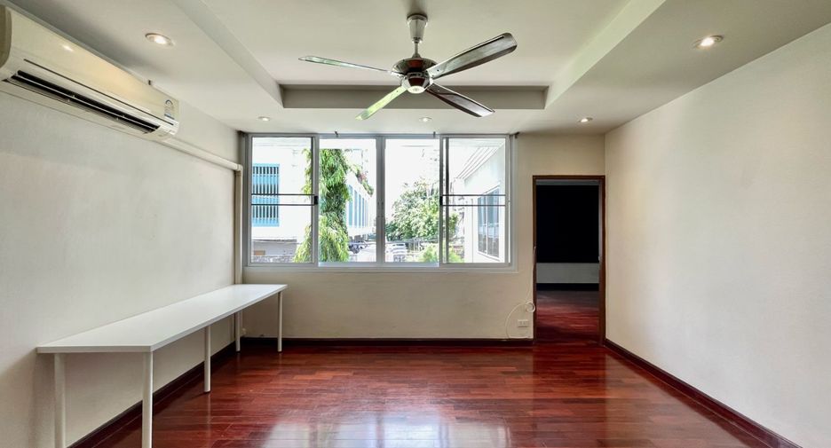 Haus zur Miete mit 4 Zimmer in Khlong Toei, Bangkok