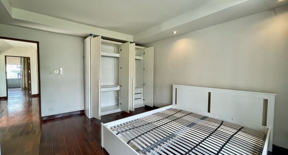 Haus zur Miete mit 4 Zimmer in Khlong Toei, Bangkok