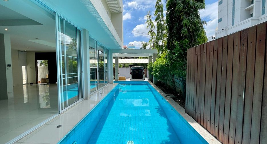 Haus zur Miete mit 4 Zimmer in Khlong Toei, Bangkok