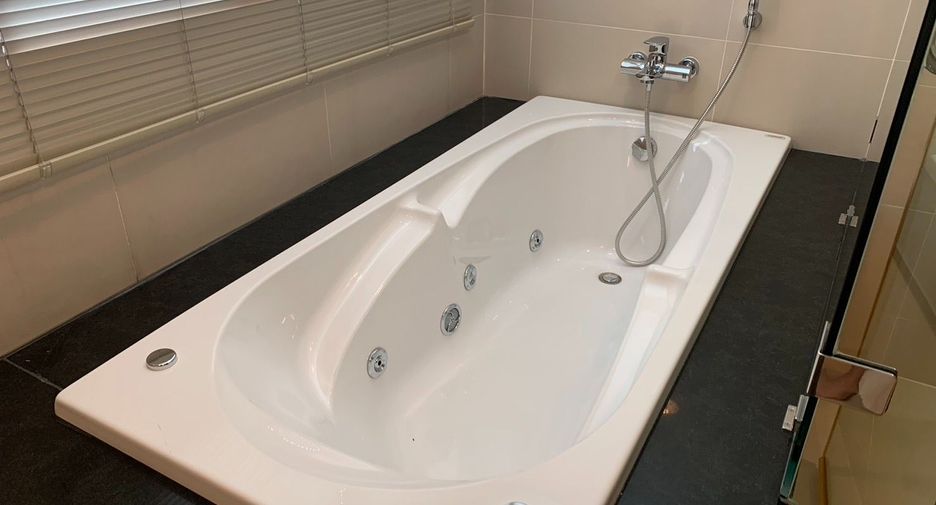For rent 3 bedrooms condo in Khlong Toei, Bangkok