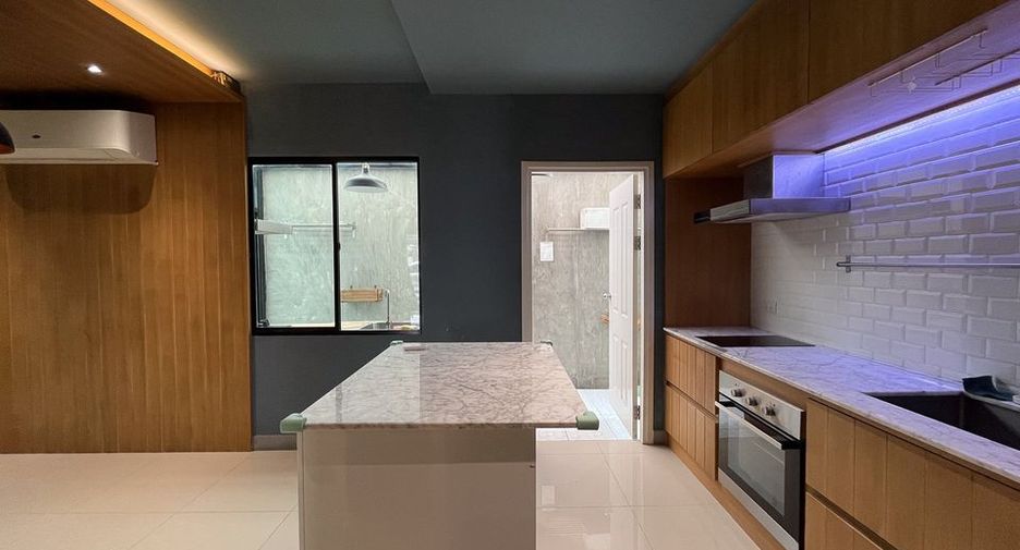 For sale 4 bedrooms house in Bang Phli, Samut Prakan