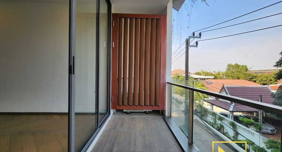 For sale 2 bed townhouse in Watthana, Bangkok