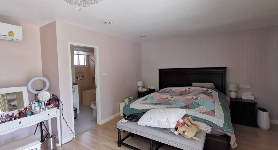 For sale 2 bed condo in Watthana, Bangkok