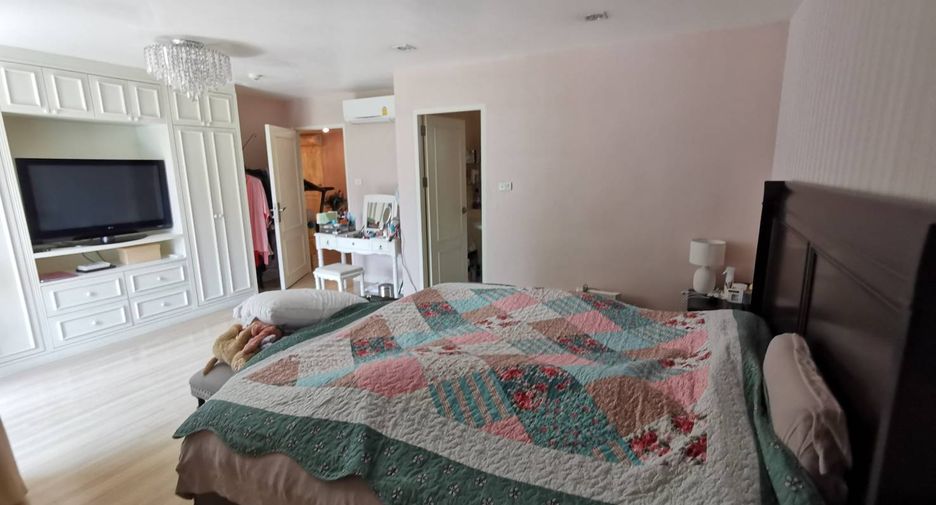 For sale 2 bed condo in Watthana, Bangkok