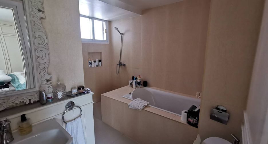 For sale 2 bed condo in Watthana, Bangkok