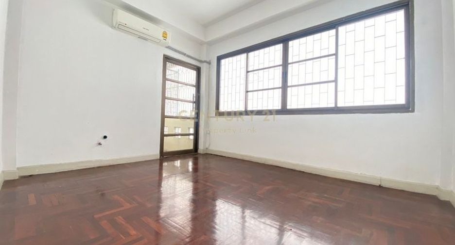 For rent 2 bedrooms townhouse in Watthana, Bangkok
