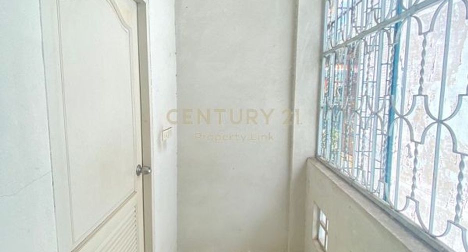 For rent 2 bedrooms townhouse in Watthana, Bangkok