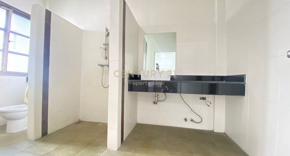 For rent 2 bedrooms townhouse in Watthana, Bangkok
