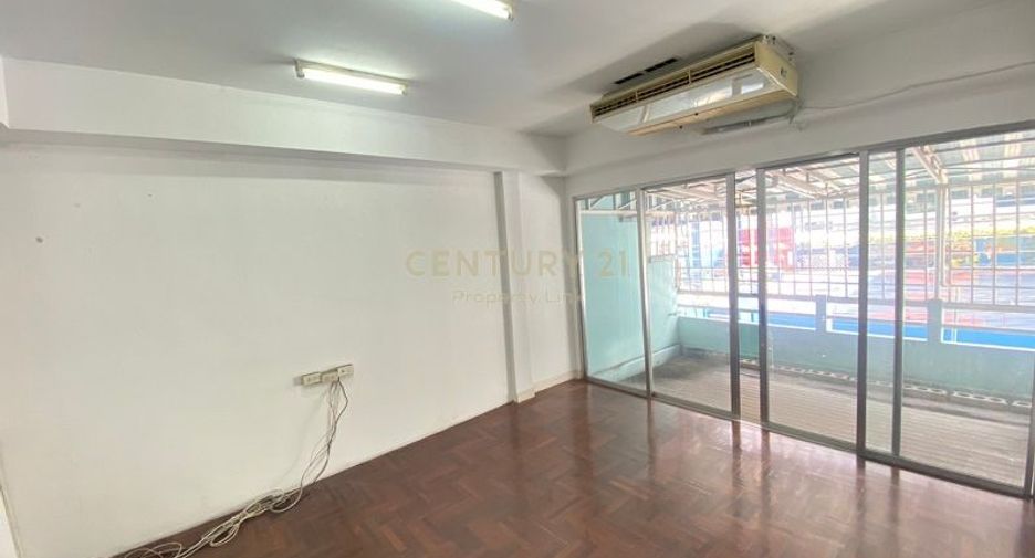 For rent 2 bedrooms townhouse in Watthana, Bangkok