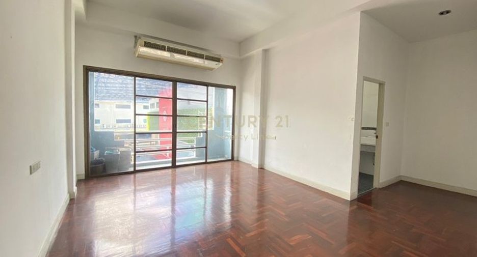 For rent 2 bedrooms townhouse in Watthana, Bangkok