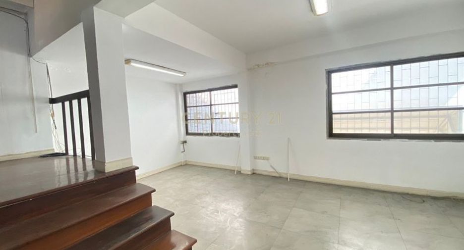 For rent 2 bedrooms townhouse in Watthana, Bangkok
