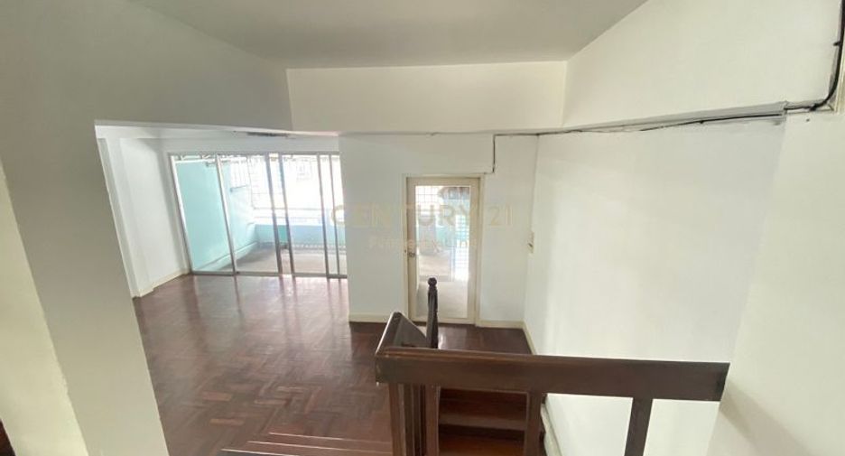 For rent 2 bedrooms townhouse in Watthana, Bangkok