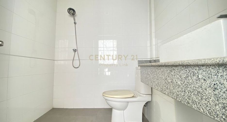 For rent 2 bedrooms townhouse in Watthana, Bangkok