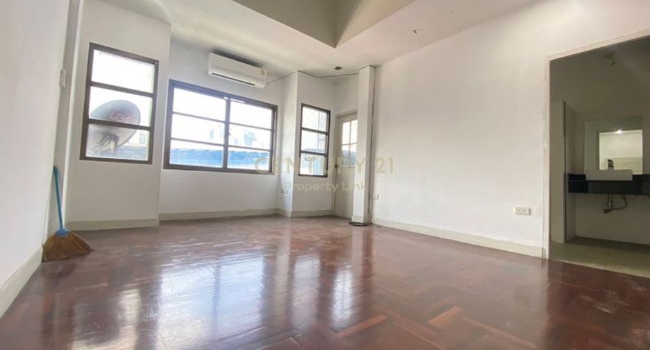 For rent 2 bedrooms townhouse in Watthana, Bangkok