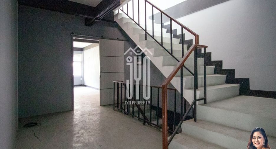 For rent 6 bed retail Space in Phra Khanong, Bangkok